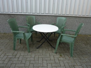 Terrasstoel € 1,20 - klaptafel rond 80 cm € 3,00