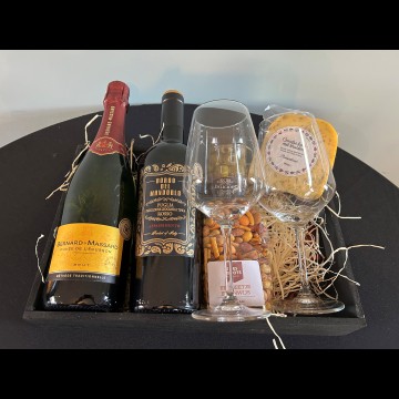 Mixpakket bubbel + rode wijn, glazen en wat lekkers