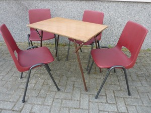 Kuipstoel € 1,00 - Klaptafel 60 x 90 cm € 1,50